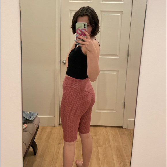 super trendy butt lift leggings! super comfy and has pockets! - Picture 2 of 4